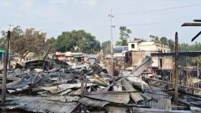 ভস্মীভূত দোকানপাট ও ব্যবসাপ্রতিষ্ঠান (ছবি: বাংলা ট্রিবিউন)