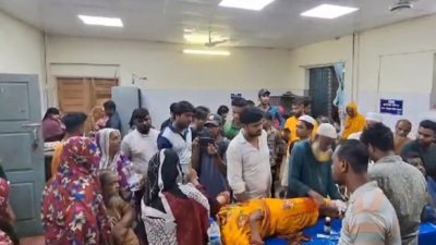 হাসপাতালে চিকিৎসা নিচ্ছেন আহতরা (ছবি: বাংলা ট্রিবিউন)