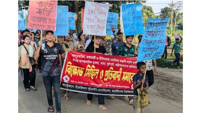 জাহাঙ্গীরনগর বিশ্ববিদ্যালয়ের শহীদ মিনারের পাদদেশ থেকে একটি বিক্ষোভ মিছিল করেন শিক্ষার্থীরা