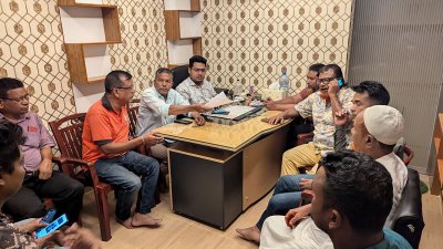 অনির্দিষ্টকালের জন্য ধর্মঘট ডেকেছেন পরিবহন মালিক-শ্রমিক নেতারা