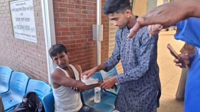 এ ঘটনায় দু’পক্ষেরই কয়েকজন আহত হয়েছেন