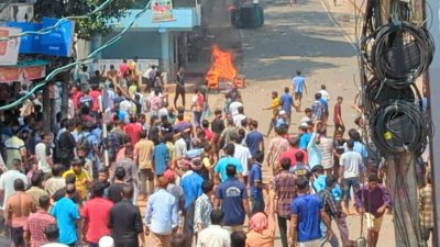 দুই পক্ষের পাল্টাপাল্টি ধাওয়া (ছবি: বাংলা ট্রিবিউন)