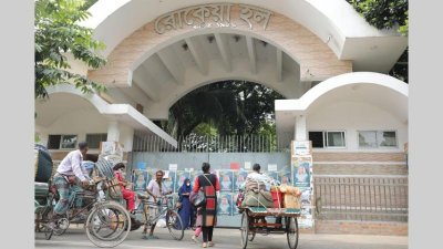 হলে প্রবেশ করছেন এক ছাত্রী (ফাইল ছবি)