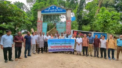 কর্মবিরতি দিয়ে শিক্ষকদের মানববন্ধন