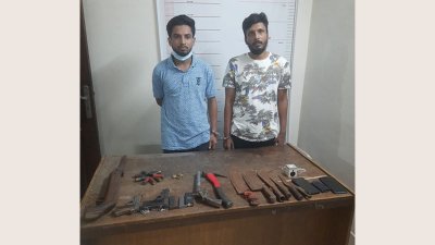 অস্ত্র ও গুলিসহ গ্রেফতার তিন জনের দুই জন