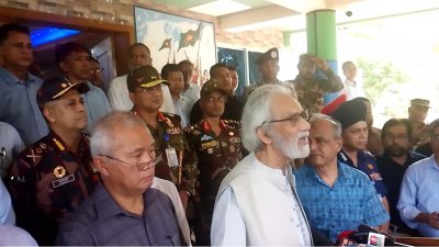 সাংবাদিকদের সঙ্গে কথা বলছেন উপদেষ্টা এ এফ হাসান আরিফ