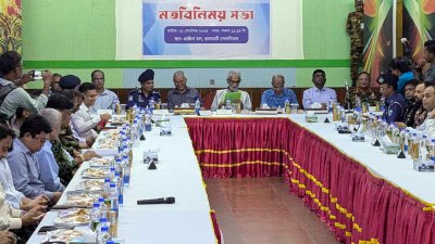 পার্বত্য চট্টগ্রামের চলমান পরিস্থিতি নিয়ে বৈঠকে বসেছেন বর্তমান সরকারের তিন উপদেষ্টা (ছবি: জিয়াউল হক)