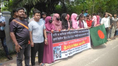 শিক্ষার্থীদের মানববন্ধন (ছবি: বাংলা ট্রিবিউন)
