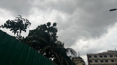 সকাল থেকেই রাজধানীর আকাশ কিছুটা গুমোট (ছবি: বাংলা ট্রিবিউন)