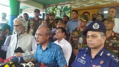 সাংবাদিকদের সঙ্গে কথা বলছেন স্বরাষ্ট্র উপদেষ্টা লেফটেন্যান্ট জেনারেল (অব.) জাহাঙ্গীর আলম চৌধুরী