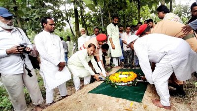 বাংলা ভাষার অন্যতম প্রধান কবি আল মাহমুদকে যথাযথ রাষ্ট্রীয় সম্মাননা দিয়ে তার লাশ বুদ্ধিজীবী কবরস্থানে স্থানান্তরের দাবি জানানো হয়েছে