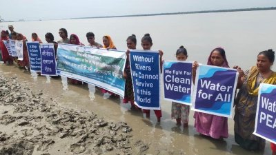 মোংলার পশুর নদীর পাড়ে ধরিত্রী রক্ষায় আমরা (ধরা)-এর আয়োজনে মানববন্ধন