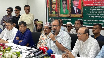 আলোচনা সভায় বক্তব্য রাখছেন শামসুজ্জামান দুদু