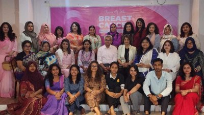 ‘পাওয়ার অব শি’ আয়োজিত “স্তন ক্যানসার সচেতনতা ও নারী উদ্যোক্তা পুনর্মিলনী" অনুষ্ঠানে বক্তা ও অতিথিরা