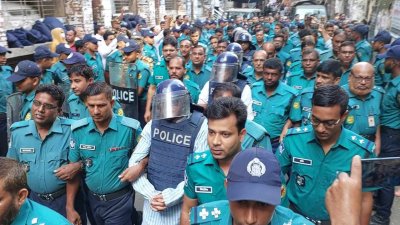 পুলিশের হেফাজতে গ্রেফতার ব্যক্তিরা