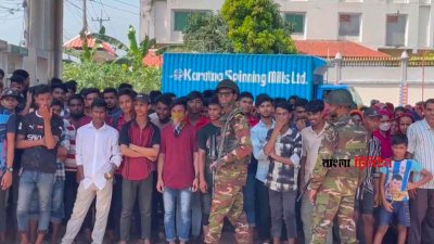 মৌচাক এলাকায় কোকোলা ফুড প্রোডাক্ট লিমিটেড কারখানার শ্রমিকরা ১২ দফা দাবিতে কাজ বন্ধ রেখে বিক্ষোভ করেছেন