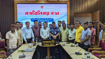 জেলা প্রশাসকের সম্মেলনকক্ষে মতবিনিময় সভা শেষে পরিবহন ধর্মঘট প্রত্যাহার করে নেওয়ার ঘোষণা দেন মালিক ও শ্রমিকরা