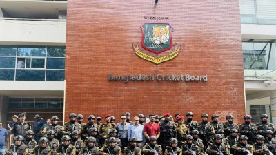 আসন্ন সিরিজকে কেন্দ্র করে  দক্ষিণ আফ্রিকার নিরাপত্তা প্রতিনিধি দলের সামনে মহড়া করেছেন সেনা বাহিনীর কমান্ডো দলের সদস্যরা। 