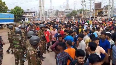 টঙ্গীর খাঁপাড়া এলাকায় স্থানীয় এশিয়া পাম্পের সামনে শ্রমিকরা বিক্ষোভ করছেন