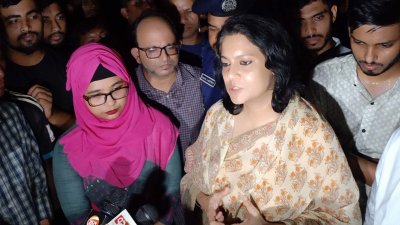 সাংবাদিকদের সঙ্গে কথা বলছেন পরিবেশ, বন ও জলবায়ু পরিবর্তন এবং পানিসম্পদ মন্ত্রণালয়ের উপদেষ্টা সৈয়দা রিজওয়ানা হাসান