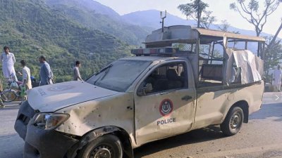 পাকিস্তানের বিদেশি কূটনীতিকদের গাড়িবহরে হামলা। ছবি: এপি।