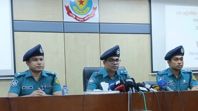 সংবাদ সম্মেলনে ডিএমপির গণমাধ্যম ও জনসংযোগ বিভাগের উপ-কমিশনার মুহাম্মদ তালেবুর রহমান