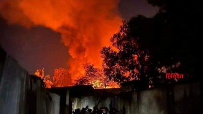 গাজীপুরের কালিয়াকৈর উপজেলার মৌচাকের আমবাগান এলাকায় একটি কলোনিতে অগ্নিকাণ্ডে শতাধিক ঘর পুড়ে গেছে