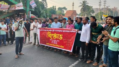 গণহত্যায় জড়িতদের গ্রেফতার ও বিচারের দাবিতে ঢাকা-আরিচা মহাসড়ক অবরোধ করেছেন জাহাঙ্গীরনগর বিশ্ববিদ্যালয়ের শিক্ষার্থীরা