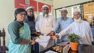 ইউএনওর কাছে স্মারকলিপি দিয়েছেন মসজিদ ও মাদ্রাসা কমিটির প্রতিনিধিরা