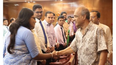 পাসপোর্ট অধিদফতরে নতুন যোগ দেওয়া কর্মকর্তাদের ওরিয়েন্টেশন অনুষ্ঠানে প্রধান অতিথি ছিলেন স্বরাষ্ট্র উপদেষ্টা জাহাঙ্গীর আলম চৌধুরী