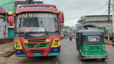 চলতে শুরু করেছে বাস ও অটোরিকশা