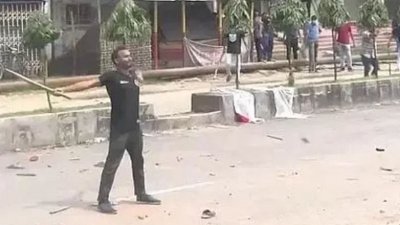 আবু সাঈদ গত ১৬ জুলাই কোটা সংস্কার আন্দোলনে যোগ দিয়ে পুলিশের সামনে এভাবে বুক পেতে দাঁড়িয়েছিলেন, এরপর গুলিতে নিহত হন