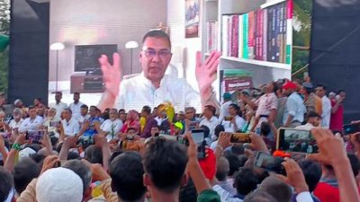 সোমবার কিশোরগঞ্জ শহরের পুরাতন স্টেডিয়ামে ভার্চুয়াল মাধ্যমে যুক্ত হয়ে অনুষ্ঠানে বক্তব্য রেখেছেন বিএনপির ভারপ্রাপ্ত চেয়ারম্যান তারেক রহমান