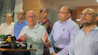 প্রেস ব্রিফিংয়ে দুর্যোগ ব্যবস্থাপনা ও ত্রাণ উপদেষ্টা ফারুক-ই আজম