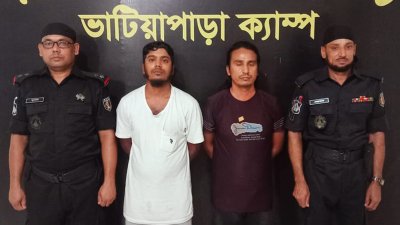 গ্রেফতার দুই যুবক (ছবি: বাংলা ট্রিবিউন)