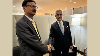 বৈঠকের সময় ফটোসেশনে পররাষ্ট্র উপদেষ্টা তৌহিদ হোসেনের সঙ্গে ভারতের পররাষ্ট্রমন্ত্রী এস জয়শঙ্কর