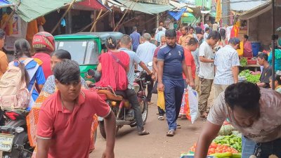 বনরুপা সাপ্তাহিক বাজারে পাহাড়ি-বাঙালি ক্রেতা-বিক্রেতার উপস্থিতি ছিল স্বাভাবিক দিনের মতো