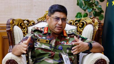 বাংলাদেশের সেনাপ্রধান জেনারেল ওয়াকের-উজ-জামান।  সেনাবাহিনীর সদর দপ্তরে রয়টার্সকে দেওয়া বিশেষ সাক্ষাৎকার। ছবি: রয়টার্স।