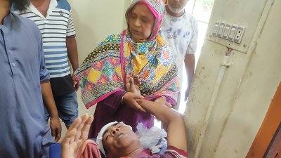 হাসপাতালে চিকিৎসা নিচ্ছেন আহতরা