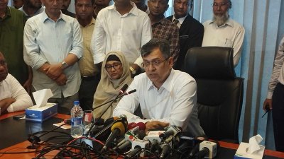 সাংবাদিকদের সঙ্গে কথা বলেন বিএনপি নেতা সালাউদ্দিন আহমেদ