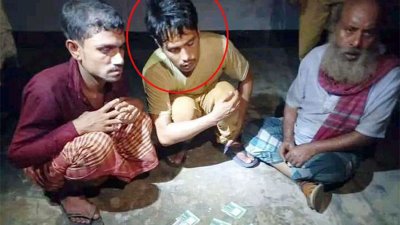 মাঝখানে আসামি হাজতখানা থেকে পালিয়েছে