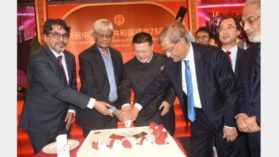 গণপ্রজাতন্ত্রী চীন প্রতিষ্ঠার ৭৫তম বার্ষিকী উপলক্ষে দূতাবাসের বিশেষ আয়োজনে কেক কাটছেন অতিথিরা
