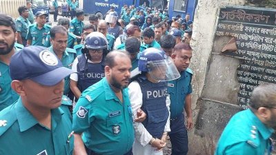 আদালতে তোলা হচ্ছে আসামিদের