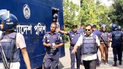 প্রিজন ভ্যানে আনা হয় আসামিদের (ছবি: বাংলা ট্রিবিউন)
