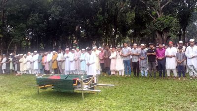 জানাজা শেষে শহরের নামাজগঞ্জ আঞ্জুমান-ই-গোরস্তানে তাকে দাফন করা হয়