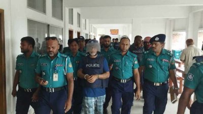 আদালতে প্রাঙ্গণে আসামি তুষার কান্তি মণ্ডল