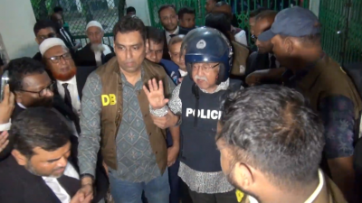 আদালত প্রাঙ্গণে সাবেক শিল্পমন্ত্রী নূরুল মজিদ মাহমুদ হুমায়ূন