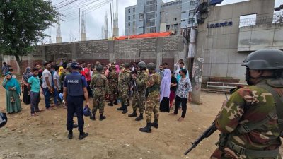 অপ্রীতিকর পরিস্থিতি এড়াতে কারখানাগুলোর সামনে সেনাবাহিনী, র‍্যাব ও পুলিশ মোতায়েন করা হয়েছে