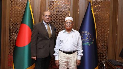 প্রধান বিচারপতি সৈয়দ রেফাত আহমেদের সঙ্গে সাবেক জেলা জজ মাসদার হোসেন