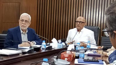 অর্থনৈতিক কৌশল পুনঃনির্ধারণ সংক্রান্ত টাস্কফোর্স সভাপতি ড. কে এ এস মুর্শিদ বক্তব্য রাখেন